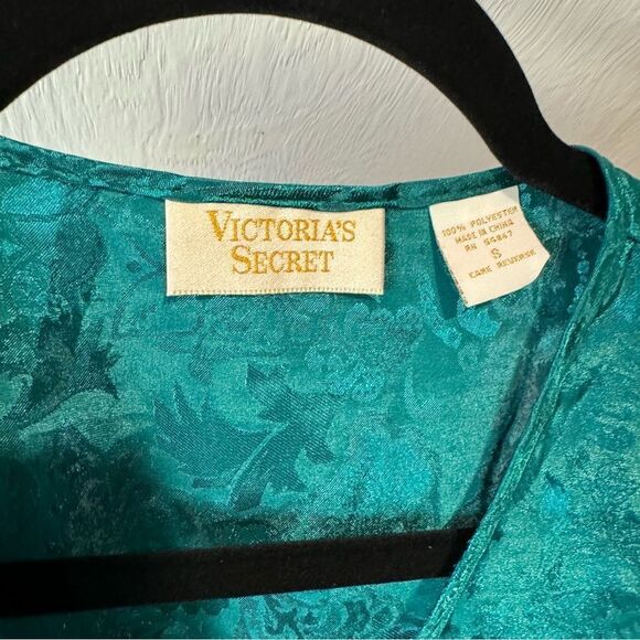 Victoria’s Secret Gold Label Vintage Green Satin Cropped Pajamaa Style Top - Picture 3 of 7